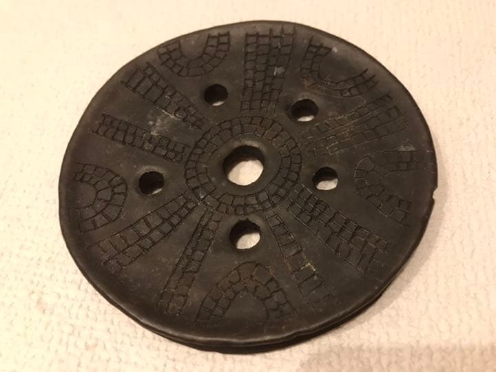 エチオピア少数民族ムルシ族の唇に入れる皿　文化的価値有