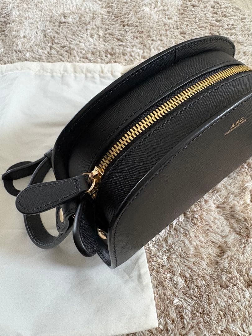 A.P.C. ハーフムーン エンボス ブラックレザー ショルダーバッグ