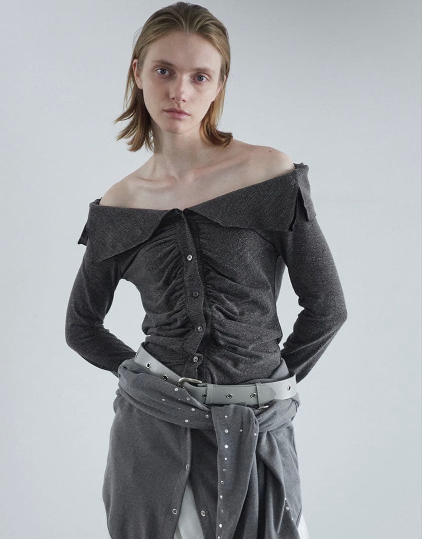 トップス CERRIC WRINKLE OFF SHOULDER TOP / BROWN