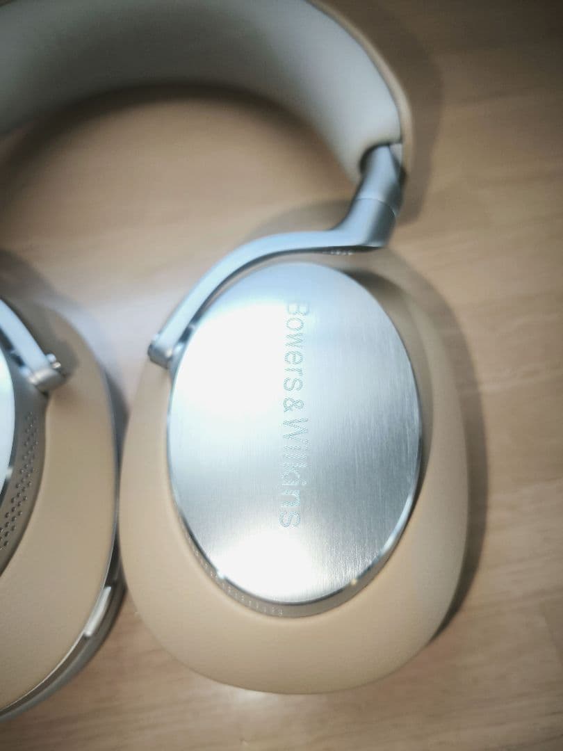 Bowers & Wilkins Px8 タン