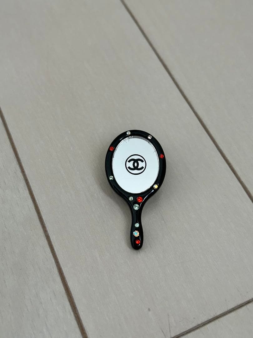 CHANEL ラウンドミラー型ブローチ