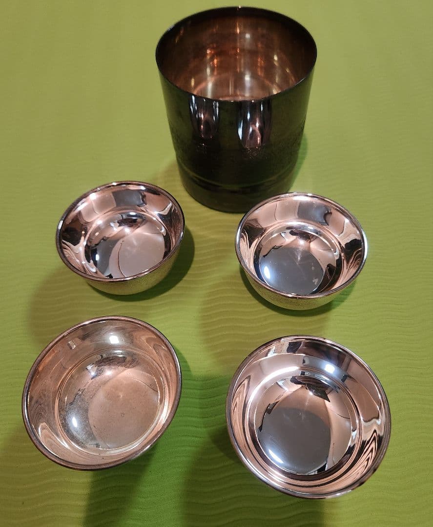 純銀 ロックグラス(銀970) 1個。 お猪口(純銀) 4個。合計278g