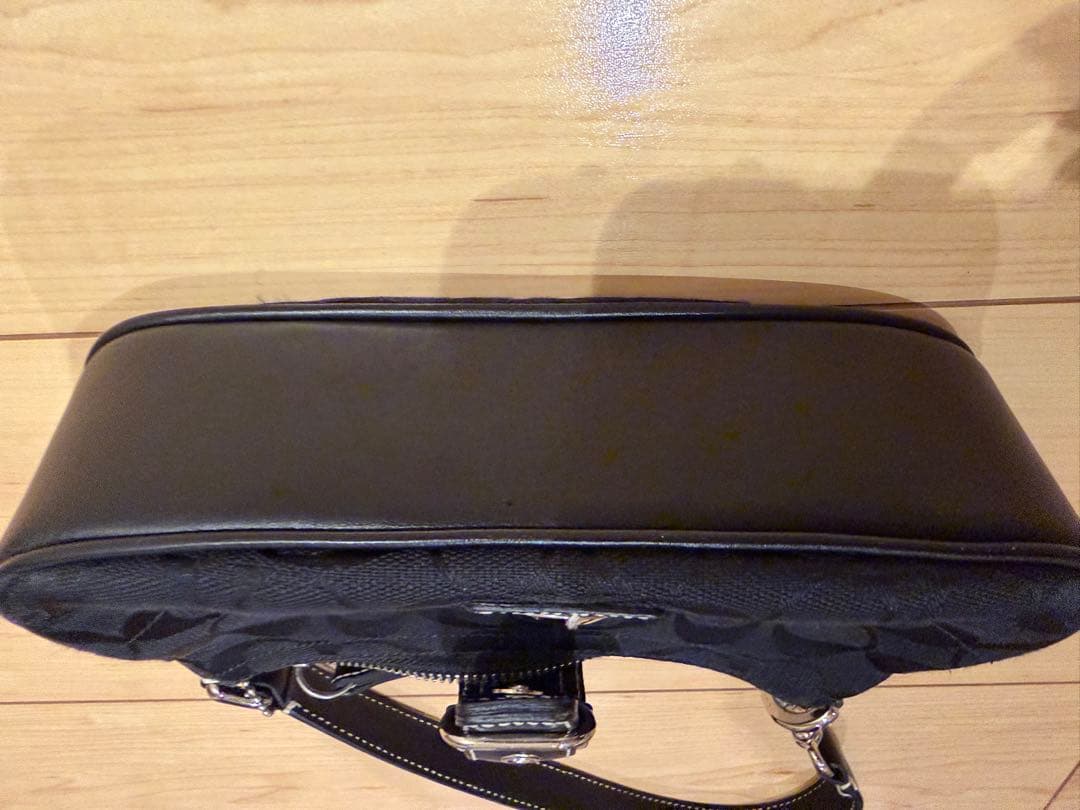 coach 黒いロゴ入りショルダーバッグ