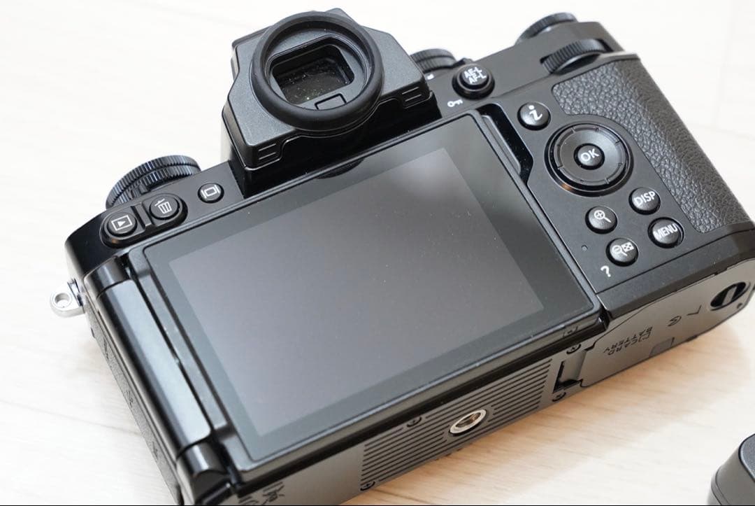 【最終値下げ】Nikon zfc 本体(バッテリー予備付き)