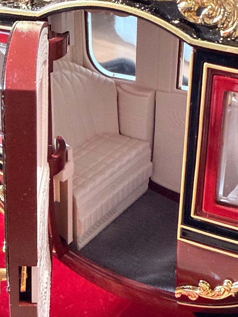 #天皇陛下の御料馬車 御料儀装車一号 模型 ガラスケース付き