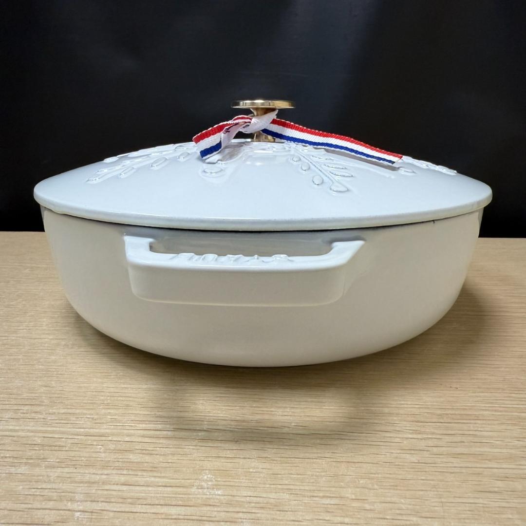 ★未使用　STAUB　ブレイザー　スノーフレーク　ホーロー鍋　24㎝　ホワイト