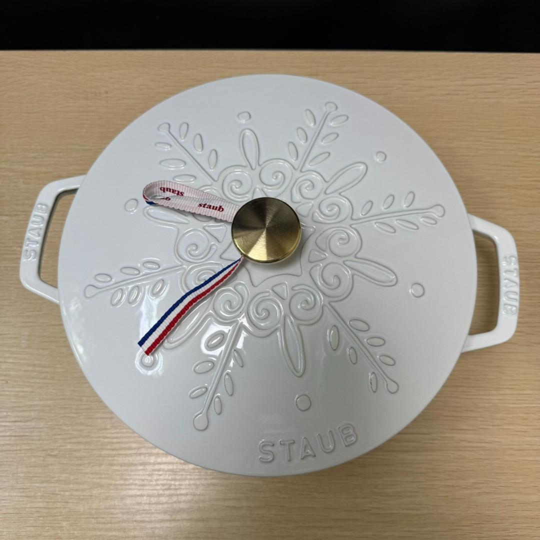 ★未使用　STAUB　ブレイザー　スノーフレーク　ホーロー鍋　24㎝　ホワイト