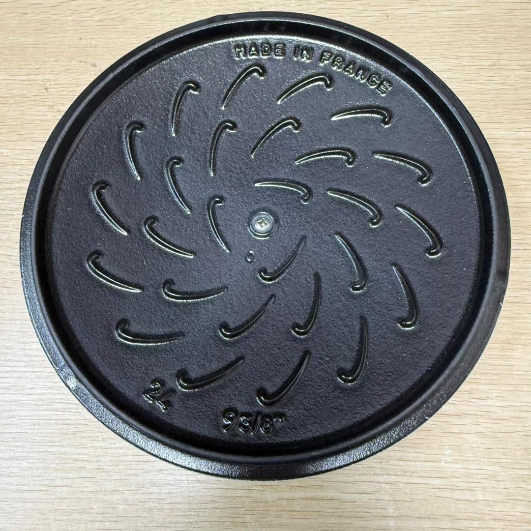 ★未使用　STAUB　ブレイザー　スノーフレーク　ホーロー鍋　24㎝　ホワイト