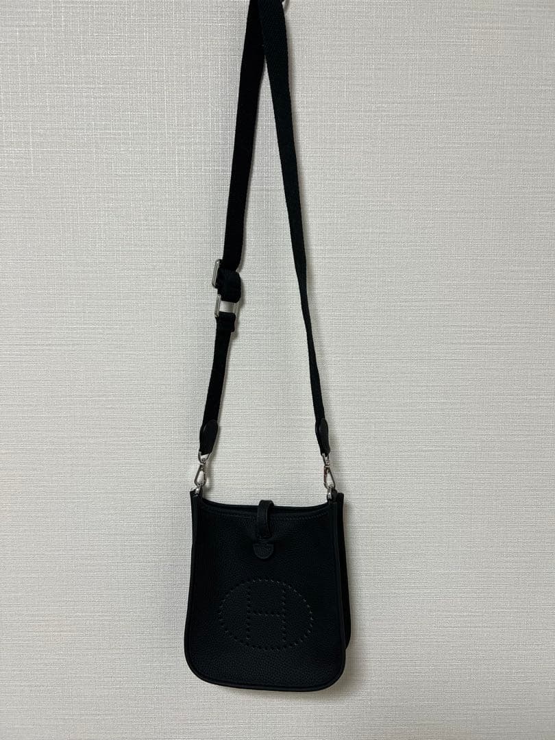 ブラックレザー Hロゴ ショルダーバッグ