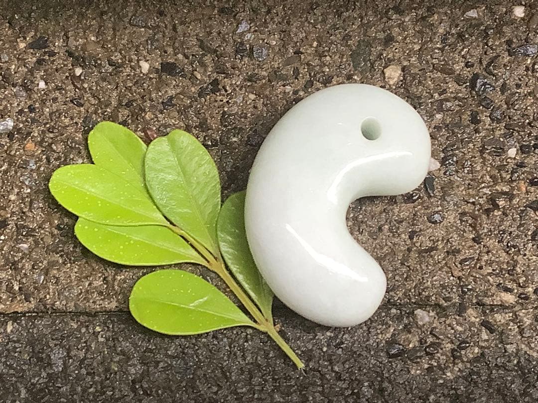 ⭕️日本一安価お値段に自信あり白糸魚川翡翠勾玉*ジェダイト　外部鑑定機関鑑別書‼️