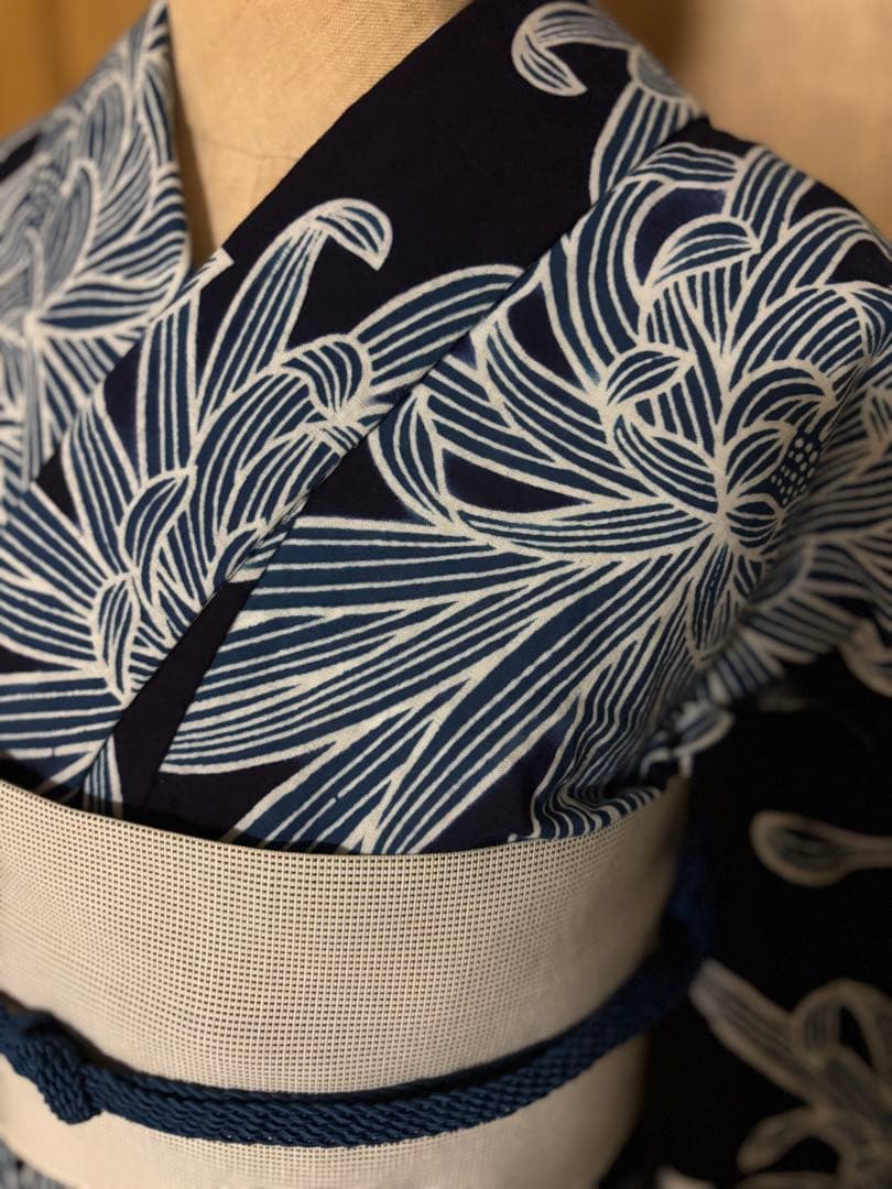 注染浴衣　本藍染　筒がき？　 ダイナミックな乱菊文様　雰囲気のある浴衣です。