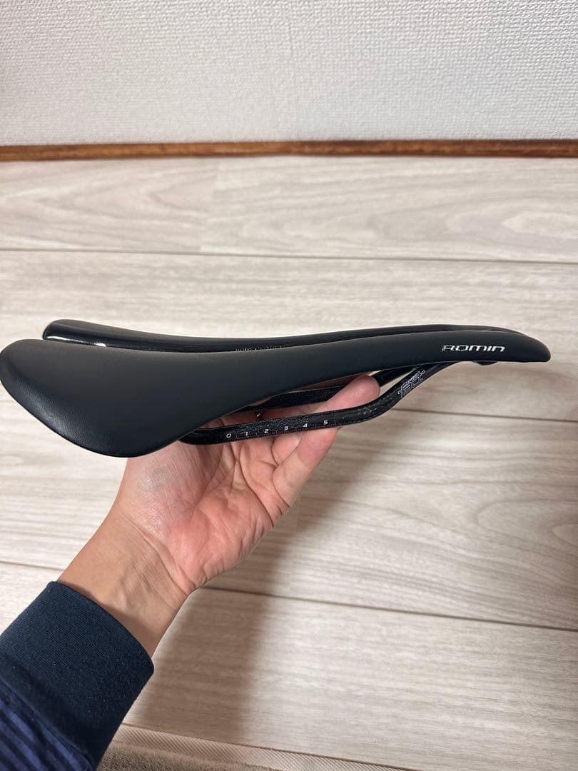 スペシャライズド ROMIN カーボンサドル 143mm