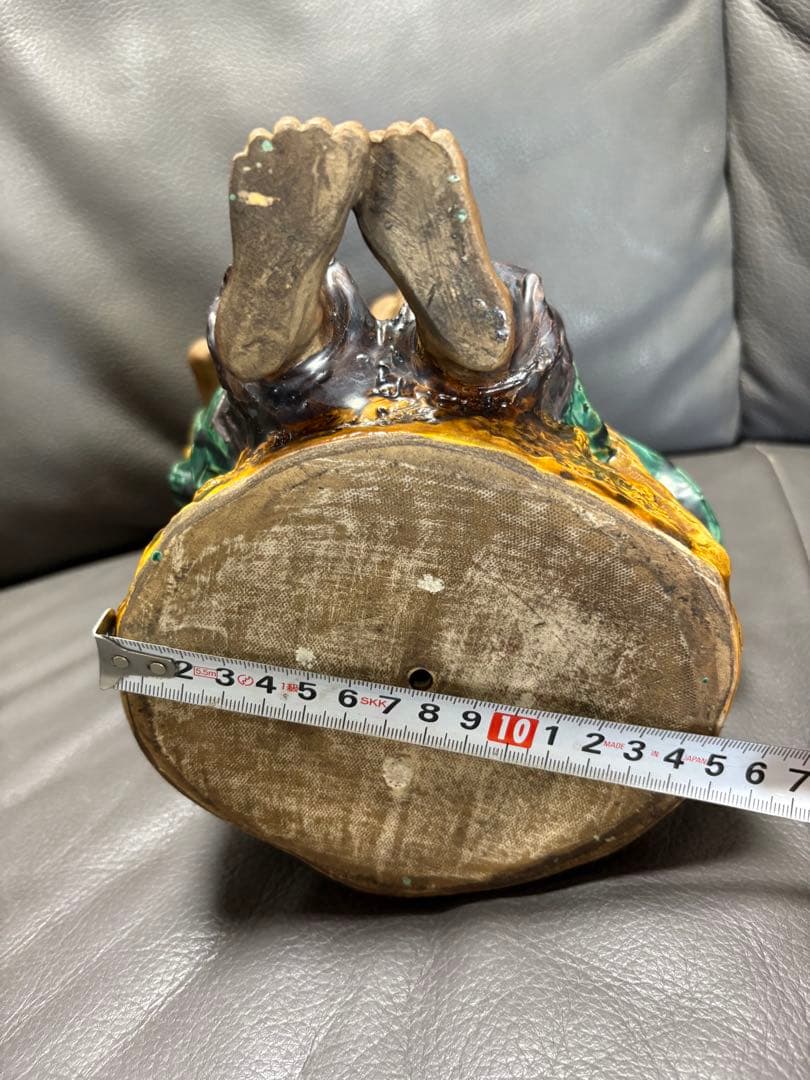 老人とカエルの置物