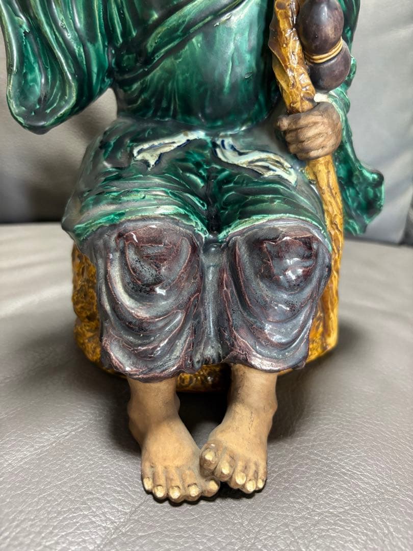 老人とカエルの置物
