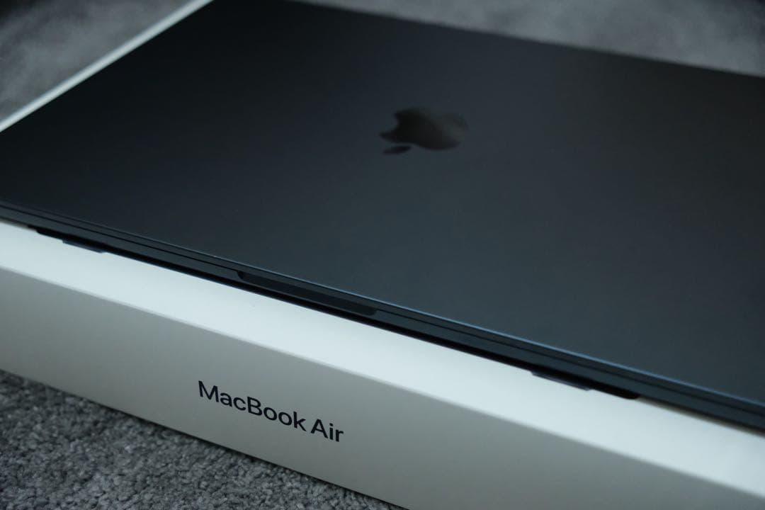 M2 MacBook Air 15インチ【充放電回数6回】