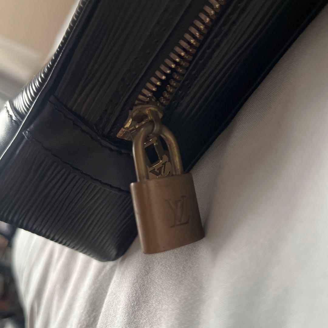 Louis Vuitton エピ ポルトドキュマン(Watchworld)