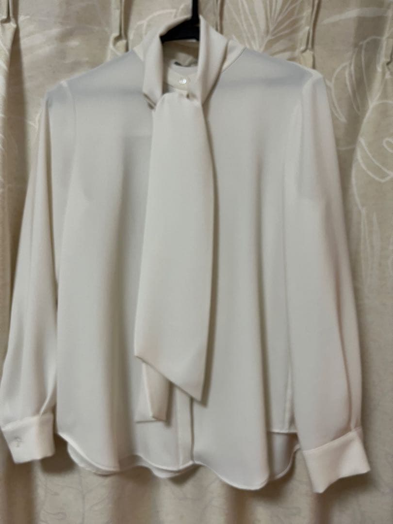 Theory Luxe ボウタイ取り外し可能ブラウス　2way アイボリー