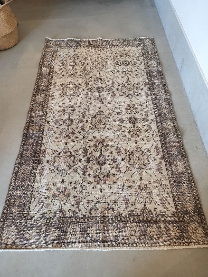 ベージュとグレーのノスタルジックなフラワーラグ　No.718