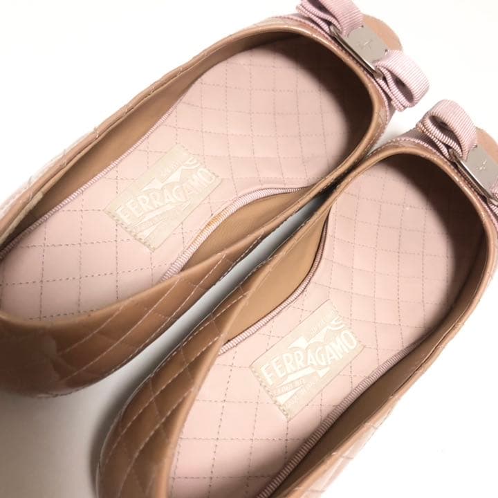 フェラガモ ヴァラ　キルティング　フラットシューズ　エナメル　24.5cm