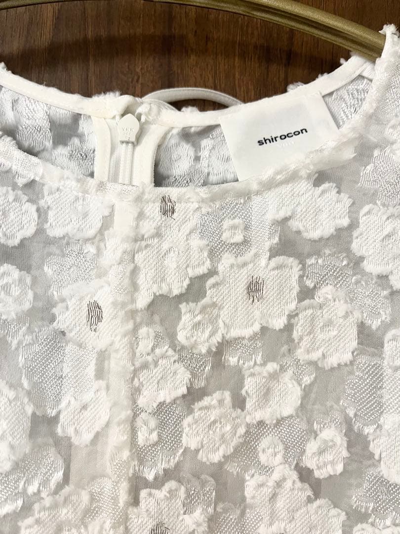 【新品タグ付】shirocon レースジャガードブラウス　38サイズ　yori