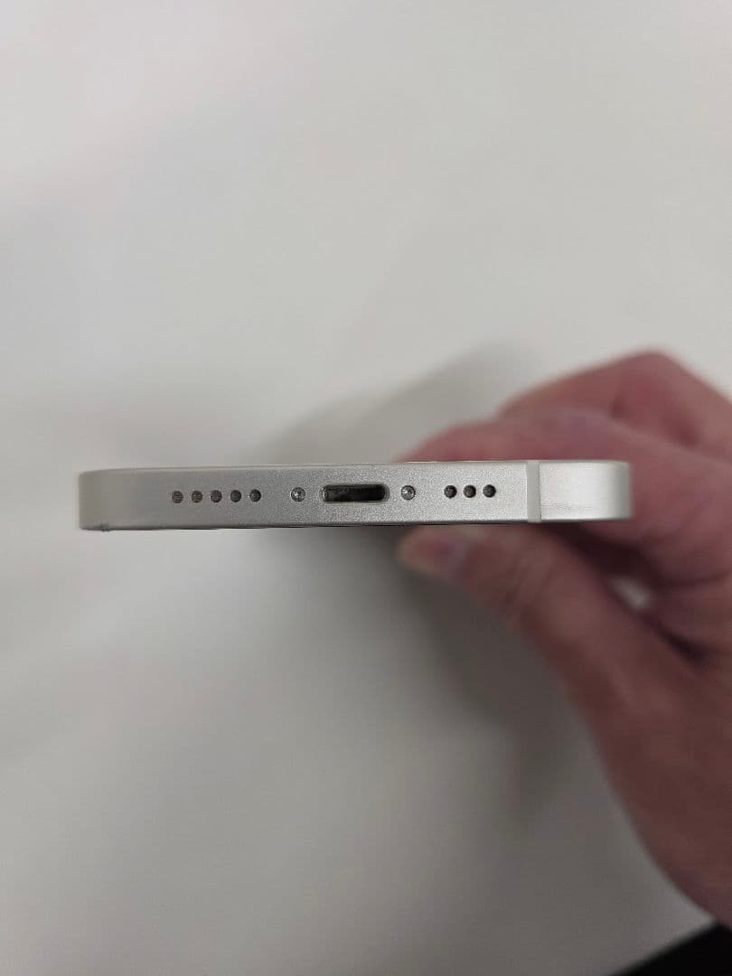 Apple iPhone 12 ホワイト IMEI353048115942304