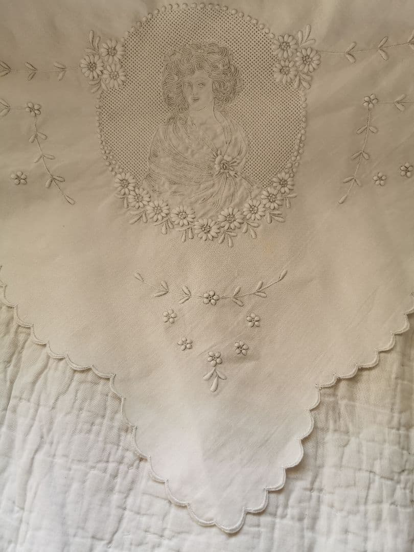 アンティークスイス アペンツェル刺繍 貴婦人達と小花ガーランドのクロス 美術館級