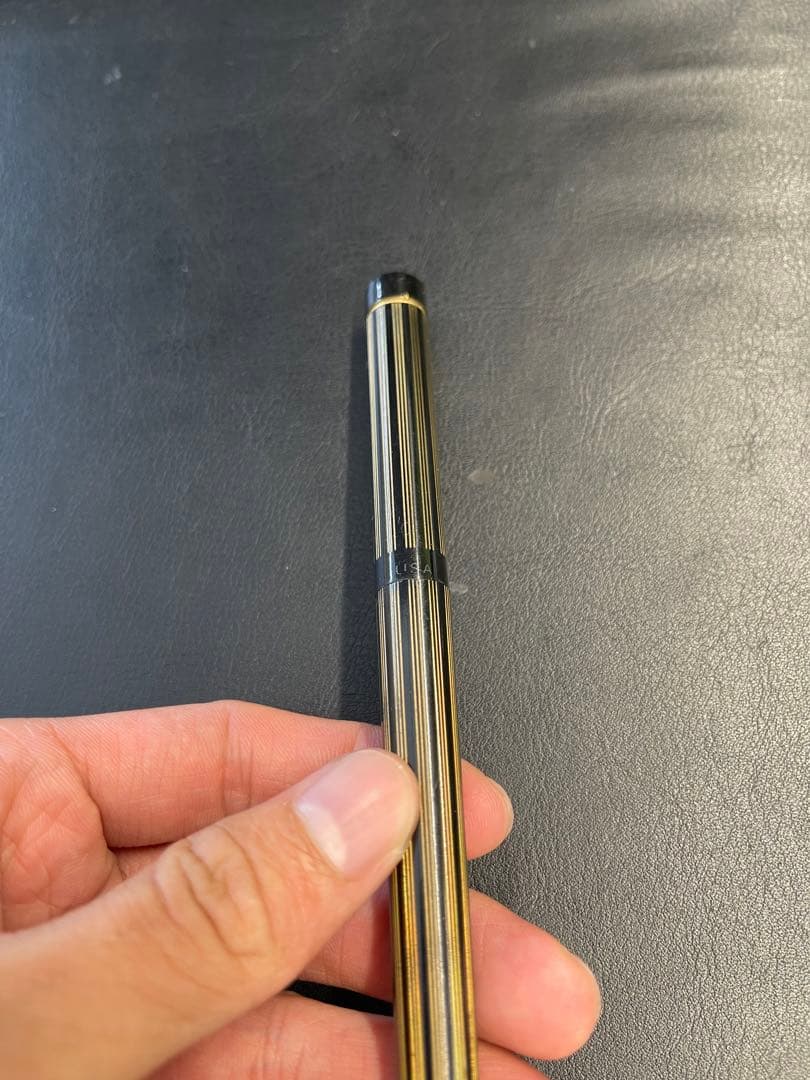 高級万年筆 金色と黒のストライプ