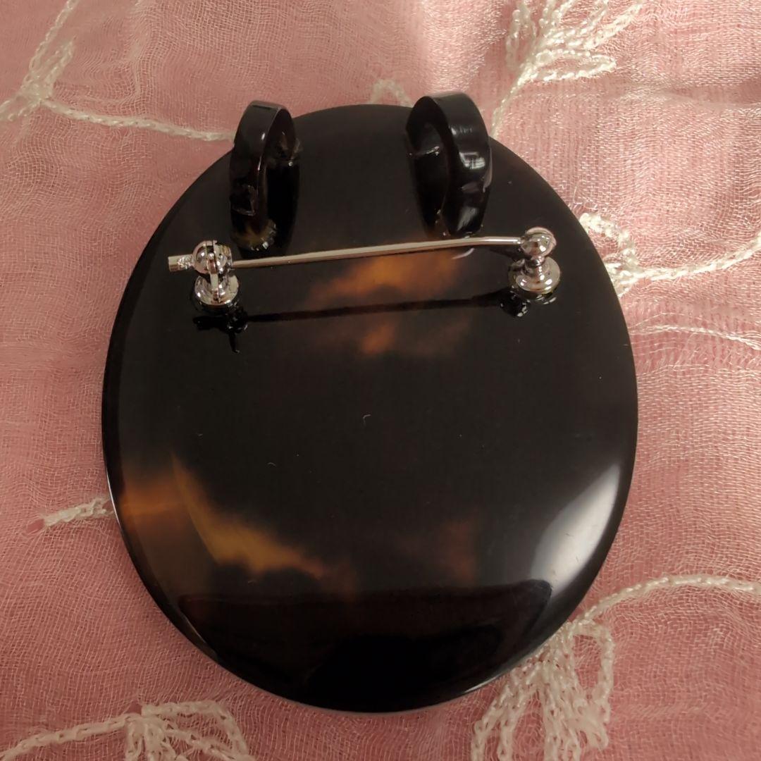 本鼈甲白蝶貝カメオデザインブローチ