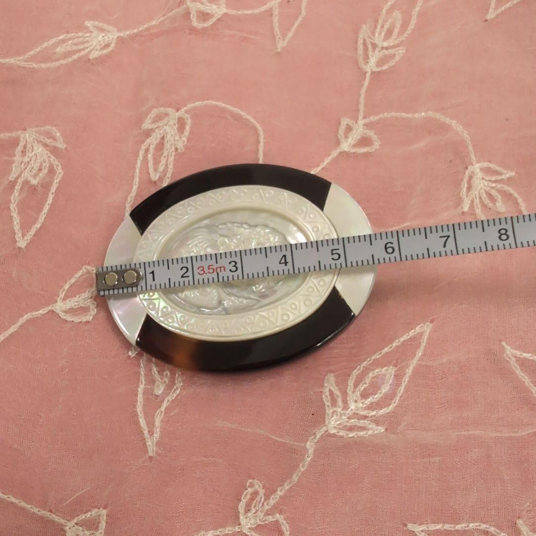 本鼈甲白蝶貝カメオデザインブローチ