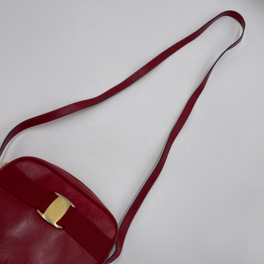 良品 Ferragamo ショルダーバッグ レザー レッド ヴァラリボン