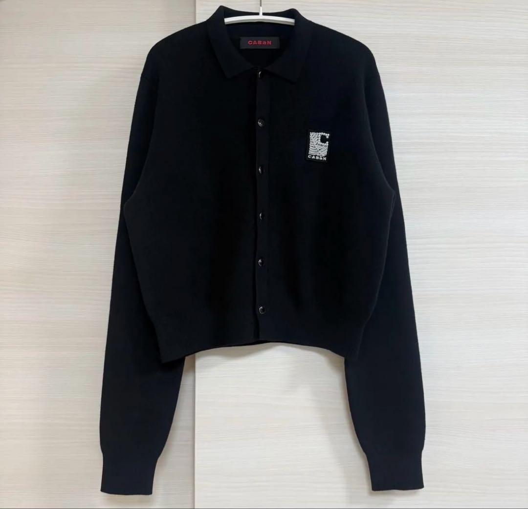 caban コットンカシミヤ パールロゴポロカーディガン ブラック