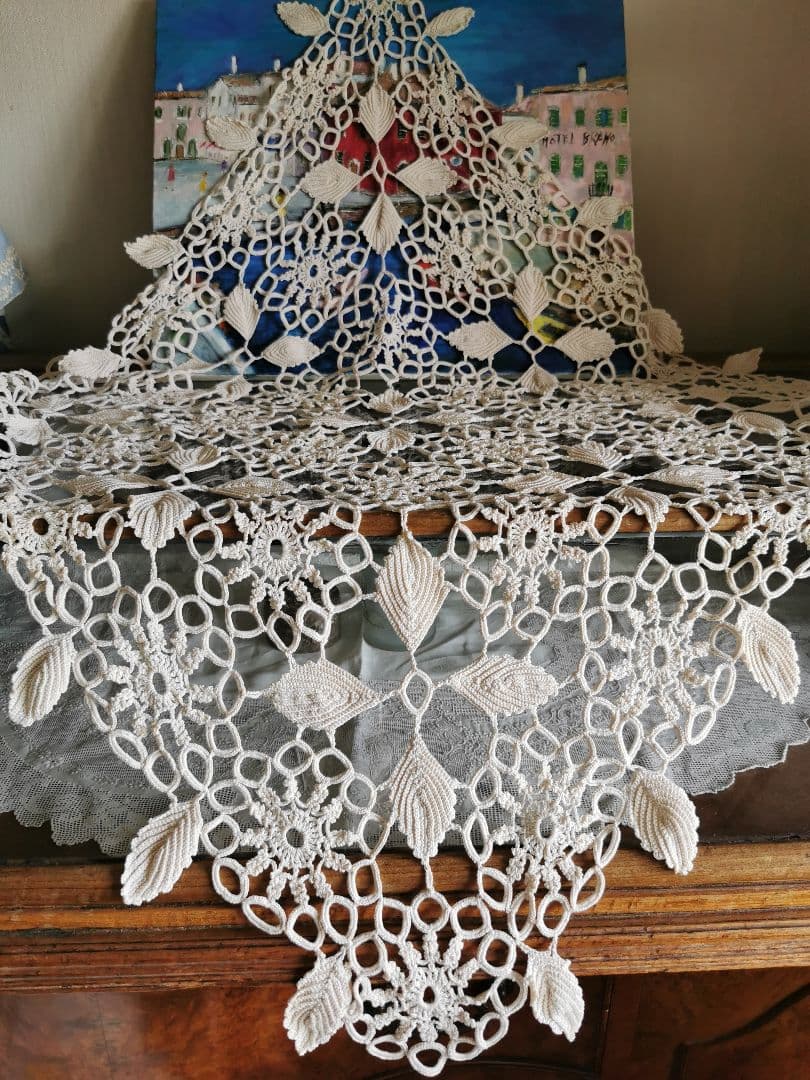 アンティークイタリア購入 変わりクロシェレース編み 揺れる葉のアイボリークロス