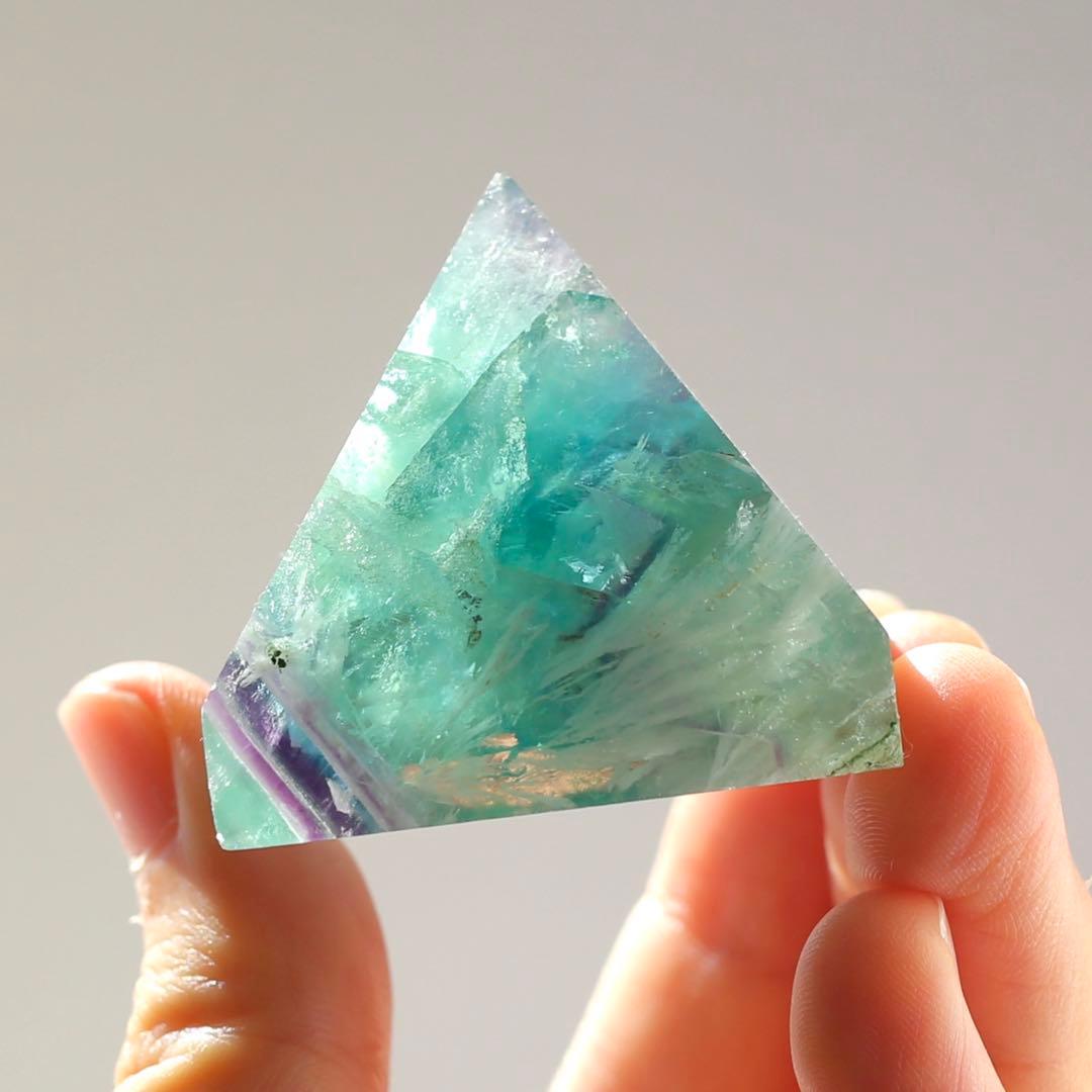 エンジェルフェザーフローライト ピラミッド型 天然石 蛍石 希少 鉱物