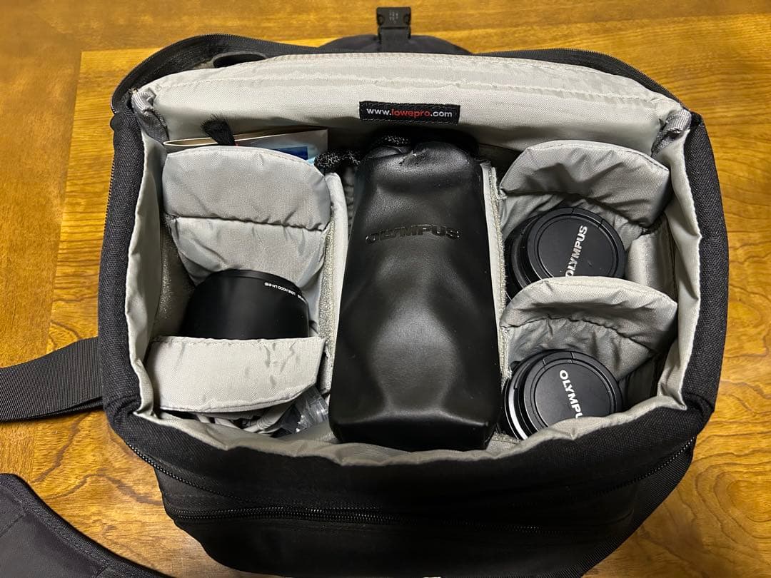 デジタル一眼レフ OLYMPUS E-300 ダブルズームキット（三脚付き）