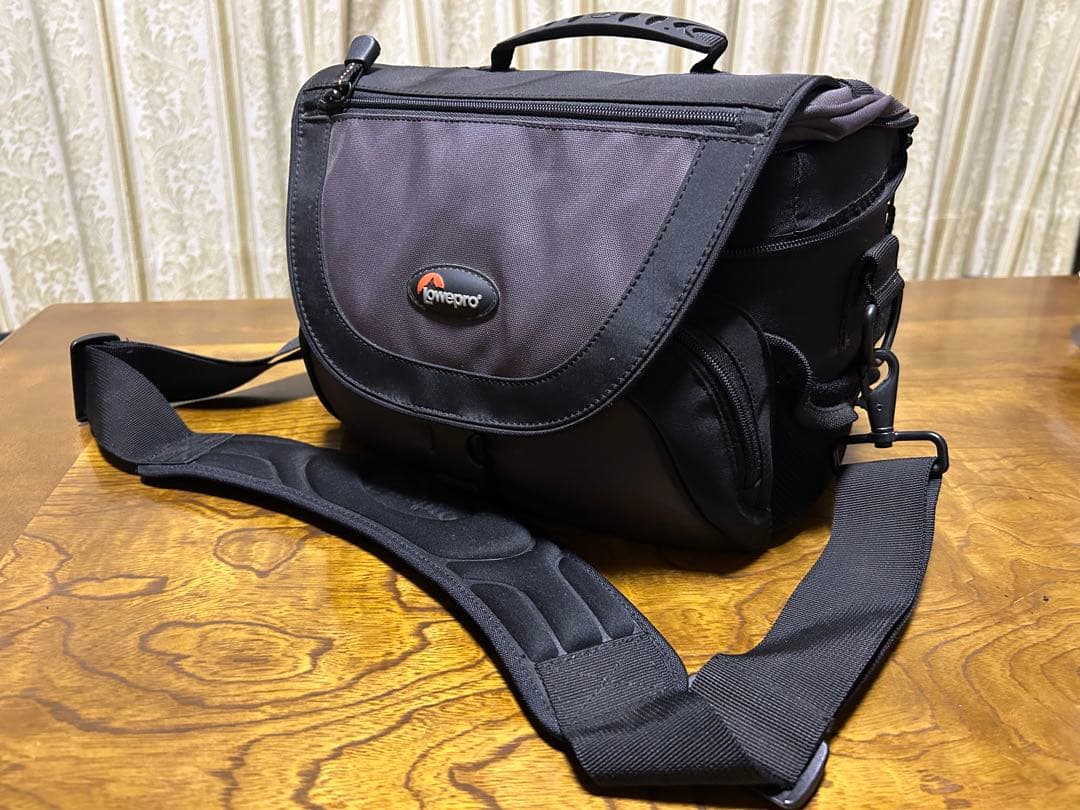 デジタル一眼レフ OLYMPUS E-300 ダブルズームキット（三脚付き）