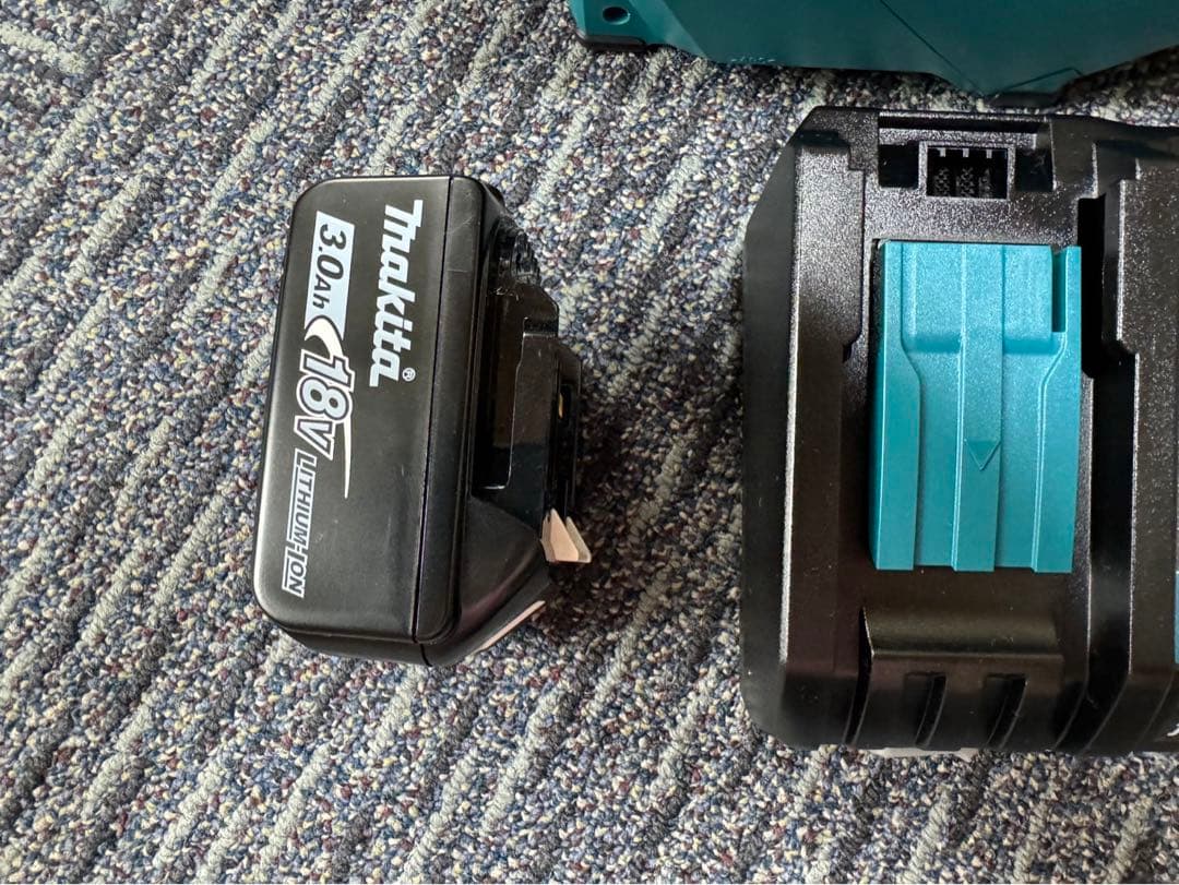 マキタ18Ｖ充電バッテリー式クリーナー 2回使用の未使用品に近い