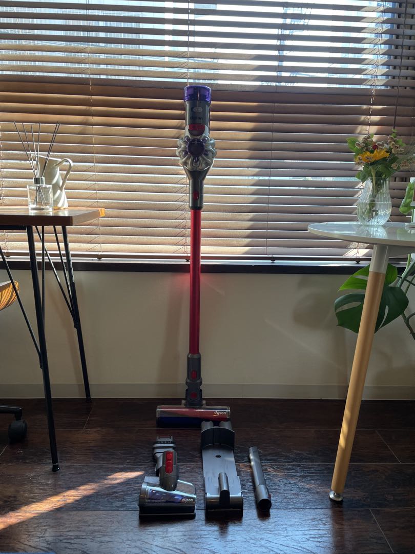 そ*う様 【美品・国内正規品】ダイソン コードレス掃除機｜ Dyson V8｜付