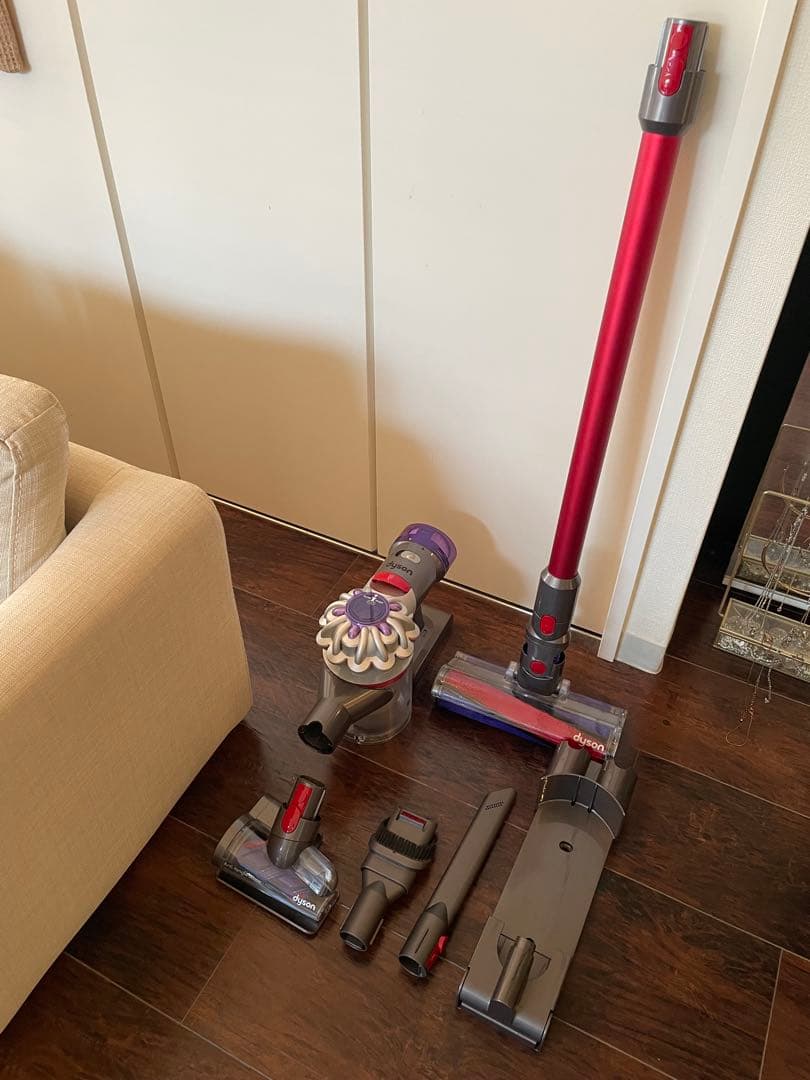 そ*う様 【美品・国内正規品】ダイソン コードレス掃除機｜ Dyson V8｜付