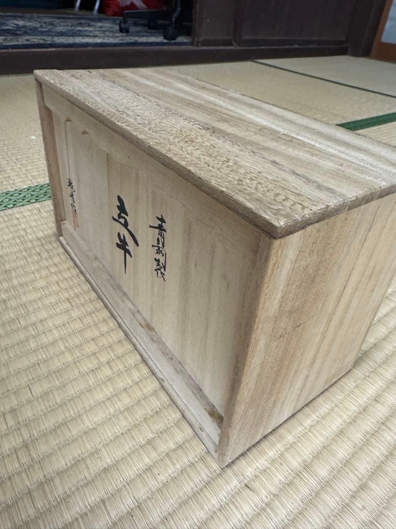 伝統工芸品である高岡銅器の「丑（牛）」の置物