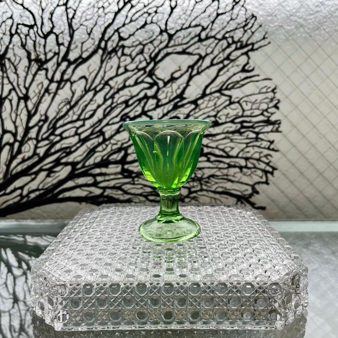 骨董　時代ガラス　希少若草色　乳白暈し　菊割底　アイスクリームカップ　著書掲載品