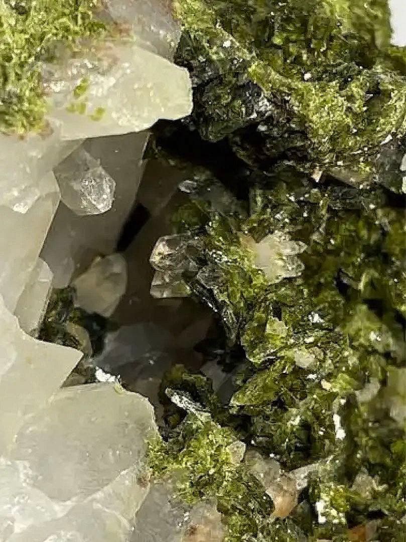 天然石　原石　トルマリン　水晶共生　クラスター　ガーデンクォーツ　グリーン