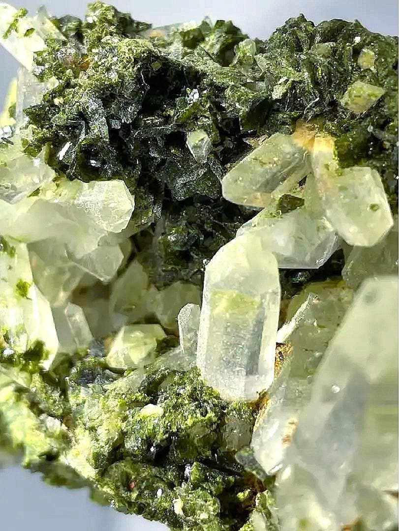 天然石　原石　トルマリン　水晶共生　クラスター　ガーデンクォーツ　グリーン