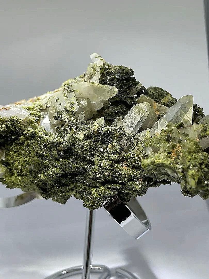 天然石　原石　トルマリン　水晶共生　クラスター　ガーデンクォーツ　グリーン