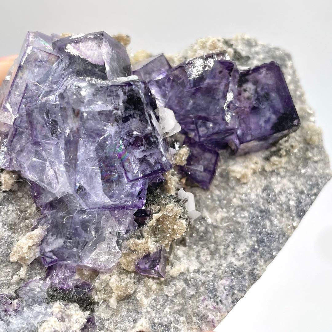 中国 ヤオガンシャン鉱山産 フローライト(母岩付き) 鉱物標本