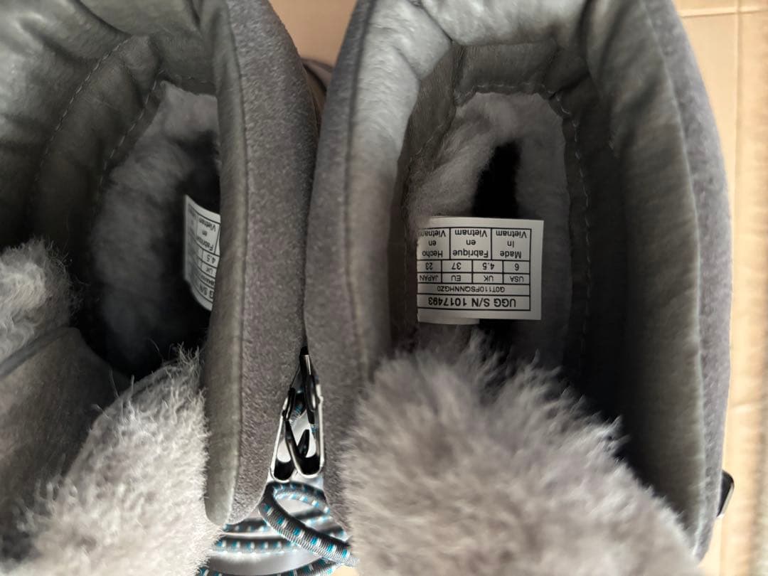 UGGビキウォータープルーフブーツ