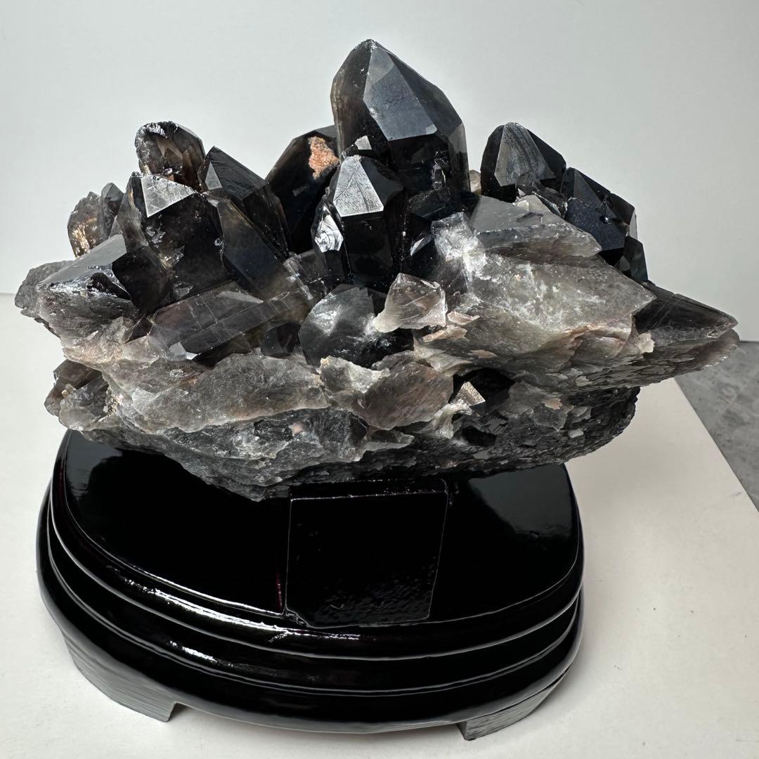 ✨特大 モリオンクラスター 1478g 台座付き 天然石置物 原石 魔除け