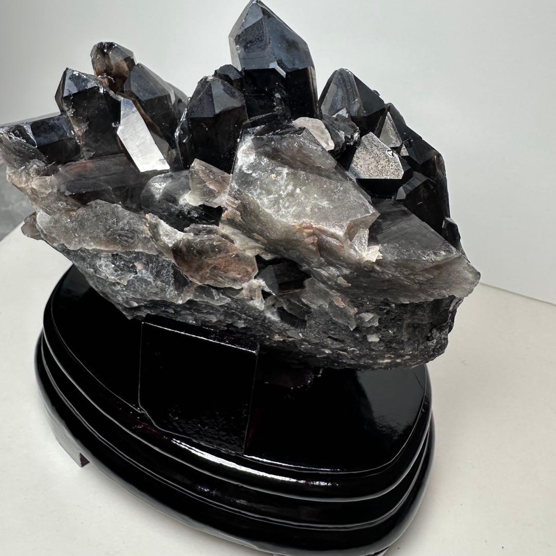 ✨特大 モリオンクラスター 1478g 台座付き 天然石置物 原石 魔除け