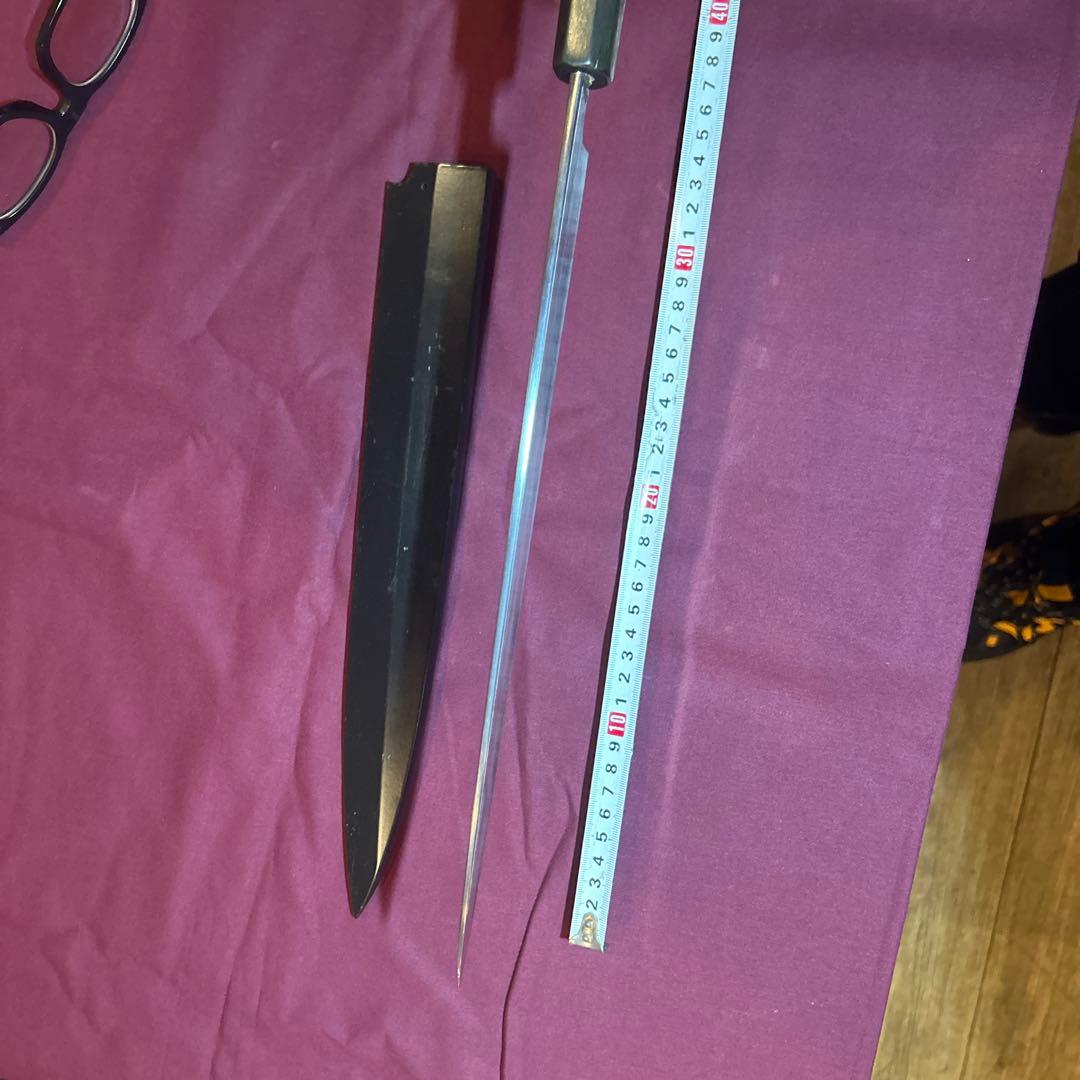 柳刃包丁 ステンレス製 約30cm 鞘付き　本焼き波紋あり。材質不明