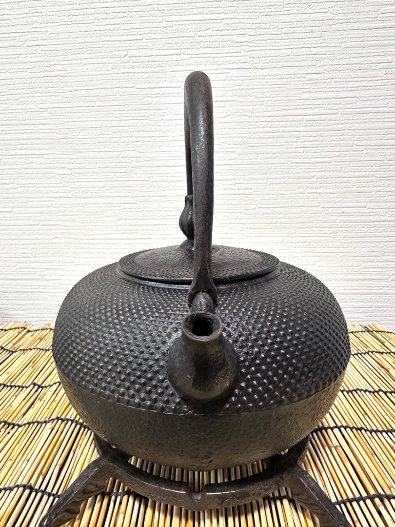 未使用品、長期保管品　南部利祥銘造 １５型アラレ 南部鉄瓶　南部鉄器　鉄瓶