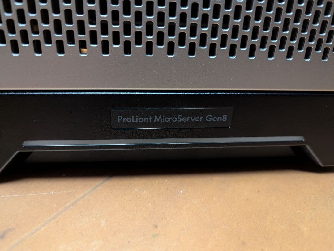 HP ProLiant MicroServer Gen8 本体